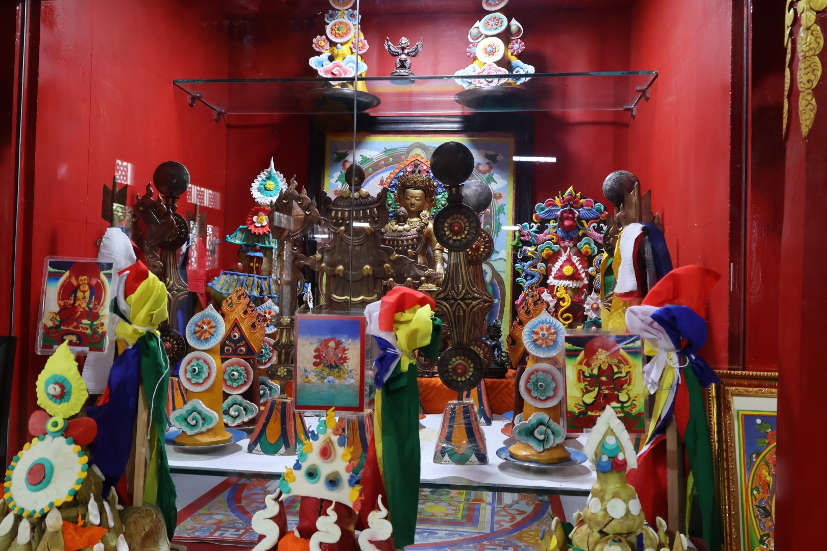 ༸ གདན་ས་སྨན་རིའི་གླིང་དུ་རྣམ་རྒྱལ་ཁྲི་མཆོད་ཀྱི་འཕྲིན་ལས་དབུ་འཛུགས་གནང་བ།