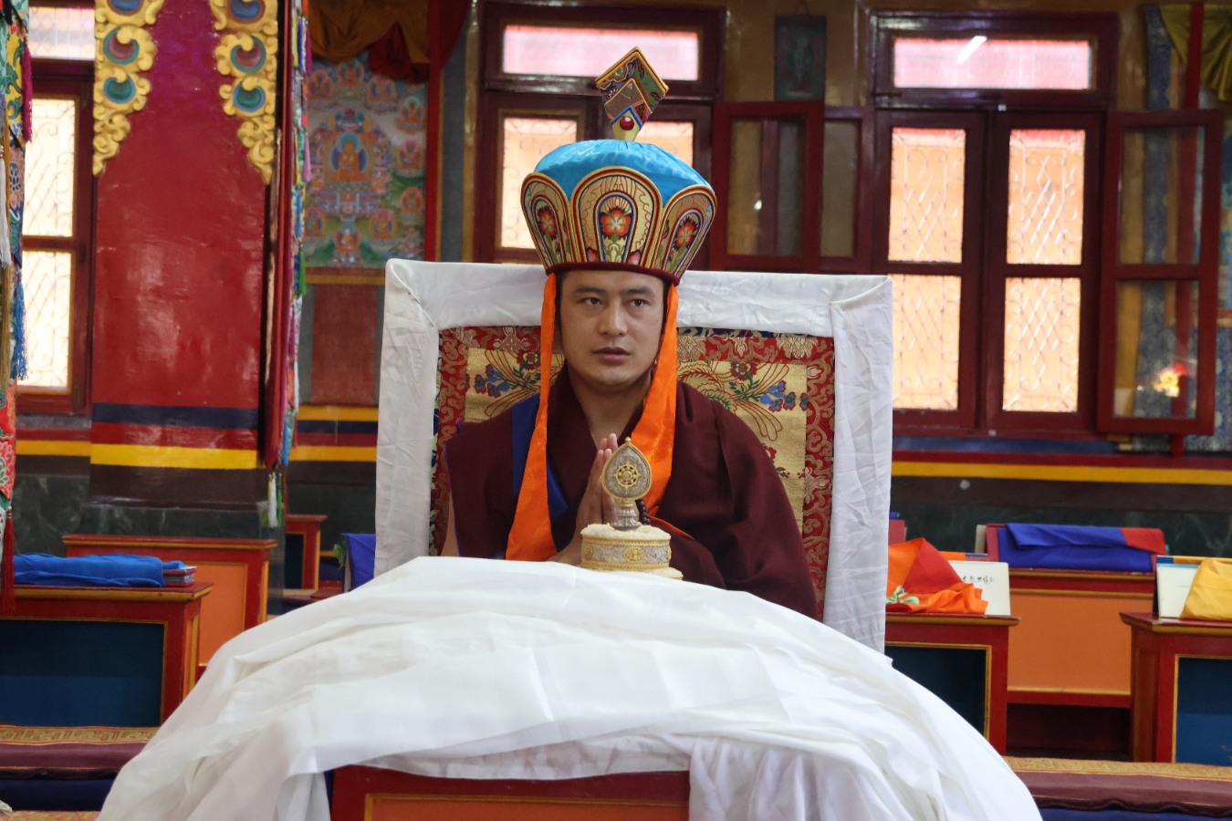 སྨན་རིའི་དགེ་བཤེས་སྣང་ཞིག་དངུལ་སྐུ་ལྕགས་མདུད་གཙུག་ཕུད་འོད་ཟེར་མཆོག་བཀྲ་ཤིས་གཡུང་དྲུང་གླིང་གི་དགོན་པའི་དབུ་བླ་རུ་ཁྲི་བཞེངས་གནང་བ།