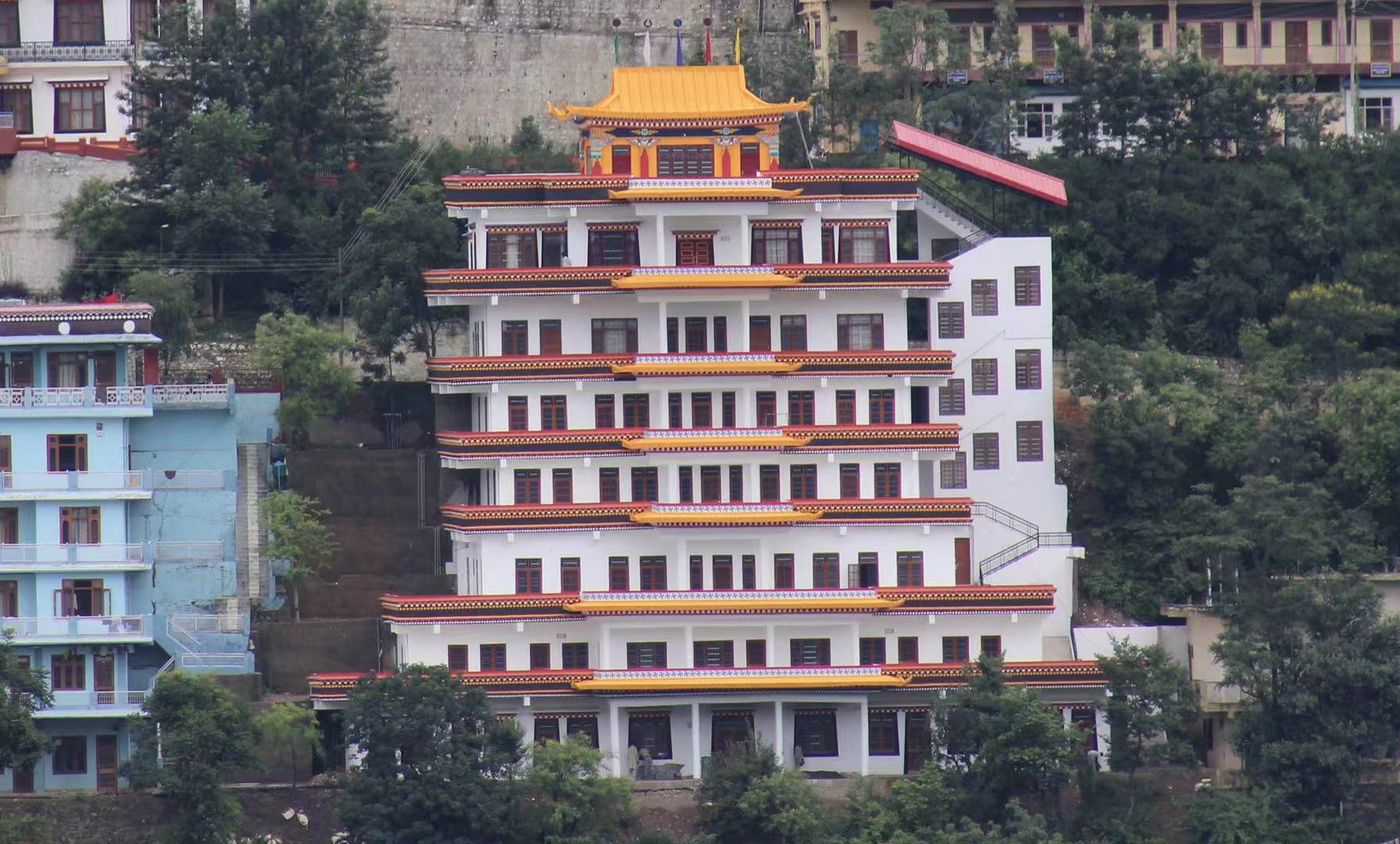 གསོ་རིག་འབུམ་བཞིའི་སློབ་གསར་བསྡུའི་གསལ་སྒྲགས།