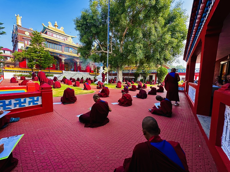 ༸གདན་ས་སྨན་རིའི་གླིང་གི་བོད་མེ་རྟ་ལོའི་ལོ་ཕྱེད་ཡིག་རྒྱུགས་ཆེན་མོ།