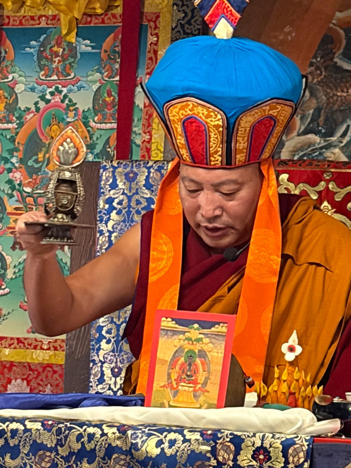 ༸ཞྭ་དཀར་བསྟན་པའི་གཙུག་རྒྱན་༸སྐྱབས་རྗེ་རྒྱལ་བ་སྨན་རིའི་ཁྲི་འཛིན་ ༣༤ པ་རིན་པོ་ཆེ་མཆོག་ནས་༢༠༢༦ ལོའི་ཟླ་ ༥ ཚེས་ ༣༠ ནས་ཟླ་བ་གཅིག་ལྷག་ཙམ་གྱི་རིང་ལ་ཨ་མི་རི་ཀར་བསྟན་འགྲོའི་མཛད་འཕྲིན་བསྐྱངས་གནང་བ།