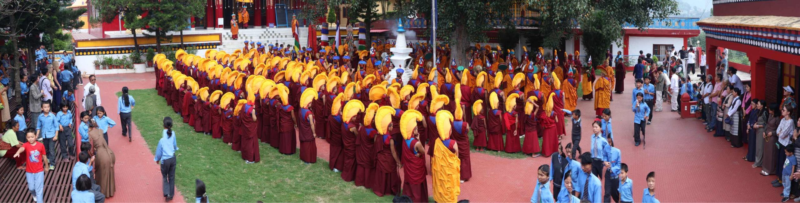 ༸གདན་ས་སྨན་རིའི་གླིང་དུ་༸སྐྱབས་རྗེ་སྨན་རིའི་ཁྲི་འཛིན་ ༣༣ པ་རིན་པོ་ཆེ་མཆོག་དགོངས་པ་བོན་དབྱིངས་སུ་གཟིགས་ན་མི་ལོ་ ༩ འཁོར་བའི་འདས་མཆོད་ཆེན་མོ་འཚོགས་པ།