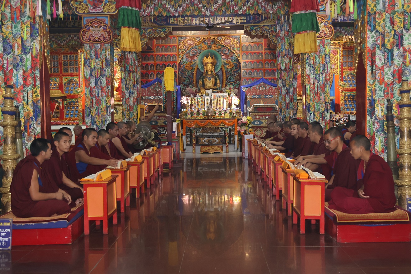 ༸ཞྭ་དཀར་གཡུང་དྲུང་བོན་གྱི་གདན་ས་ཆེན་མོ་དཔལ་གཤེན་བསྟན་སྨན་རིའི་གླིང་དུ་མེ་རྟ་ལོའི་མ་མཆོག་སྲིད་པ་རྒྱལ་མོའི་འབུམ་ཚོགས་རྒྱས་འབུལ་དབུ་འཛུགས་གནང་སོང་།The Grand Annual Sipe Gyalmo ( BUMTSOK ) 100,000 Tsok Offering ritual started today at Menri Monastery.
